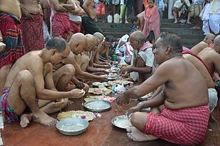 Datei:Shraadh Ritual Pinda Pradaana Kalkutta.JPG