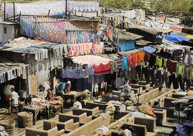 Datei:Waschtag in den Slums von Mumbai.jpg