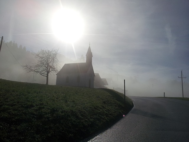 Datei:Gespenst kirche nebel.jpg