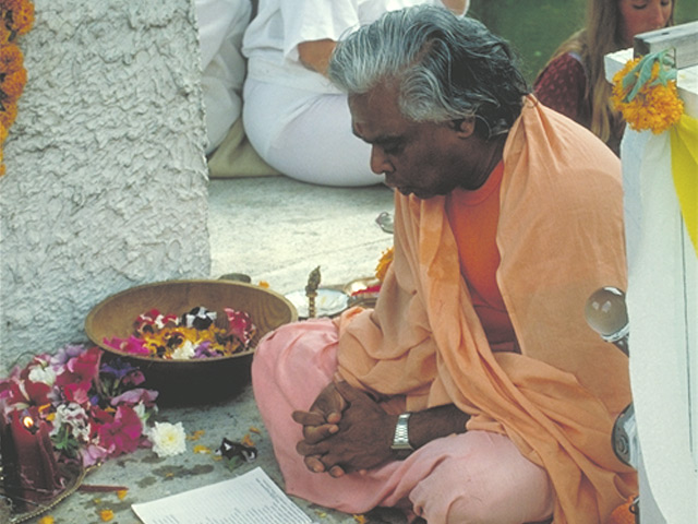 Datei:Swami Vishnu-devananda beim Arati.jpg