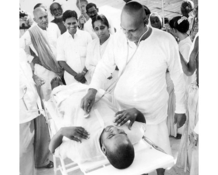 Datei:Swami Sivananda als Arzt.jpg