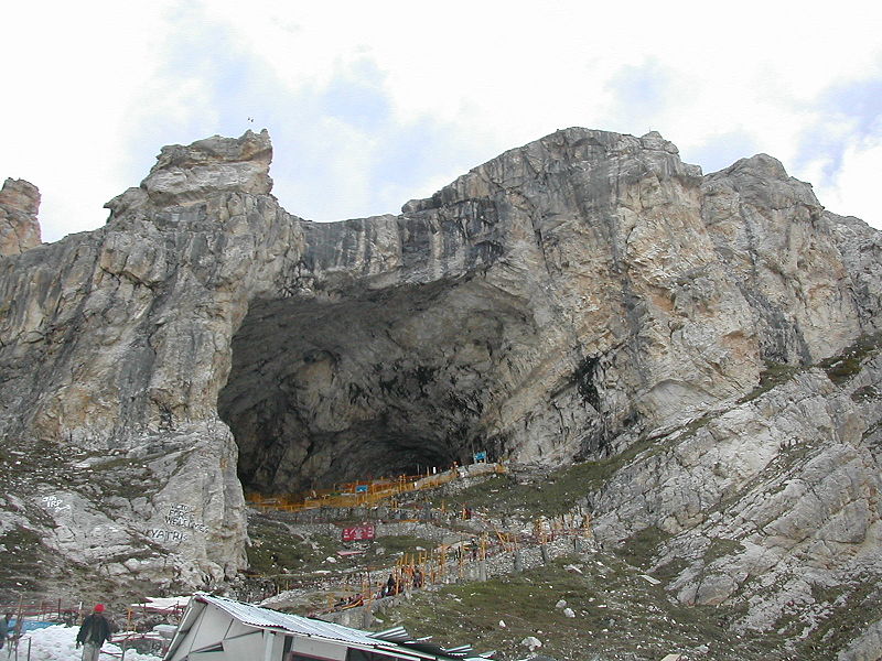Datei:800px-Cave Temple of Lord Amarnath.jpg