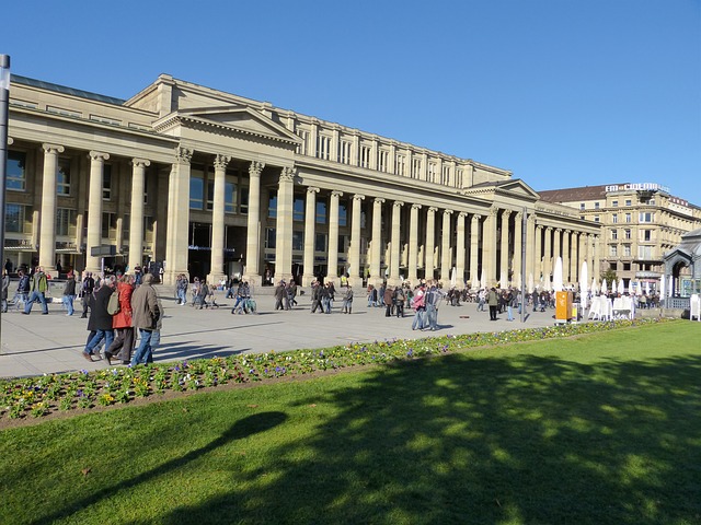 Datei:Stuttgart Schloßplatz.jpg