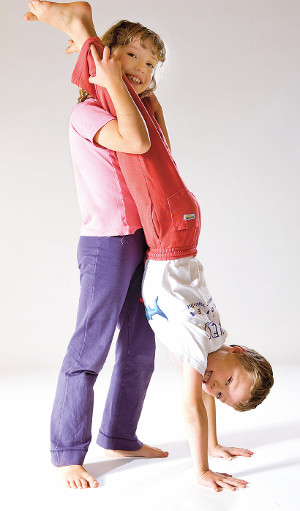 Datei:Kinder.Yoga.Handstand.Hilfestellung.jpg