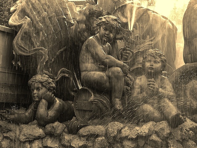 Datei:Drei Engel Cherubim Brunnen.jpg