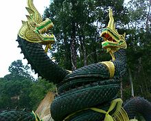 Datei:Wächternagas Tempeleingang in Chiang Mai, Nordthailand.jpg