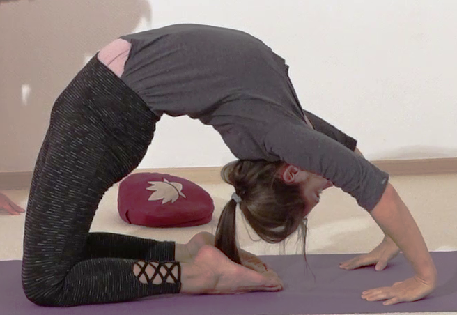 Datei:In die kniende liegende Rueckbeuge helfen - Yoga Vidya Bodywork Supta VajrasanaVajrasana 1.png