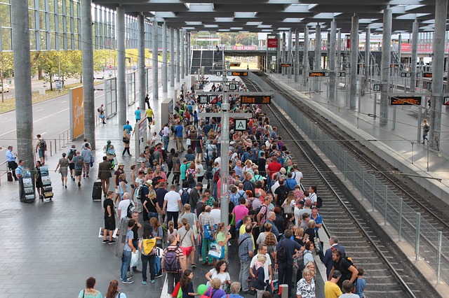 Datei:U-Bahn Station Bahnhof Menschenmassen.jpg