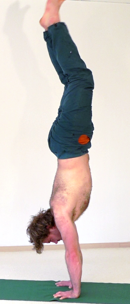 Eka Pada Adho Mukha Vrikshasana, Eine Variation von Adho Mukha Vrikshasana (Handstand) mit einem Bein unten