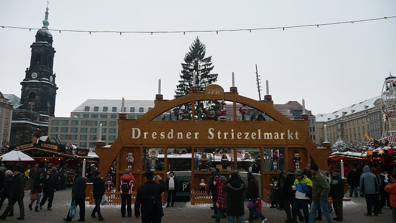 Datei:Dresden Striezelmarkt-Weihnacht-Kreuzkirche.jpg