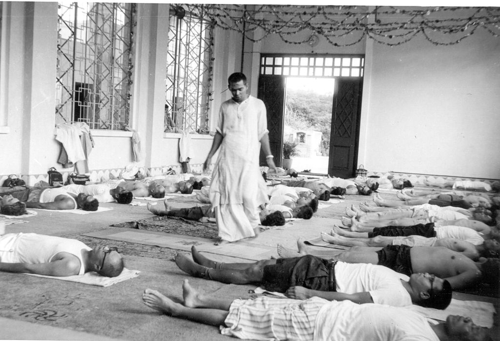 Swami Vishnudevananda beim Hatha Yoga unterrichten