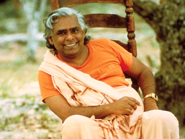 Datei:Swami Vishnu Devananda sitzend lachend.jpg