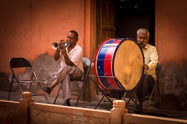 Datei:Indien Musiker Pauke Trompete Straße.jpg