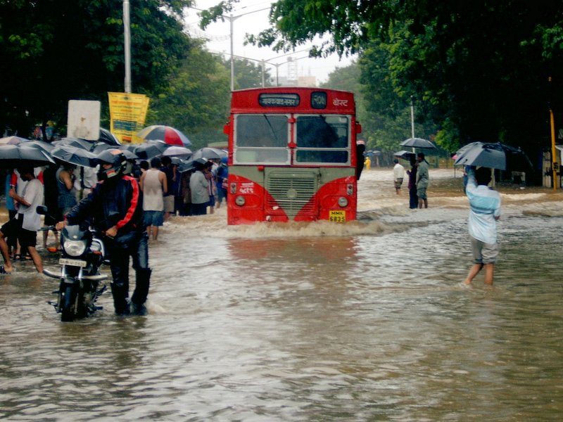 Datei:Monsun Regen Überschwemmung Indien Bombay.jpg