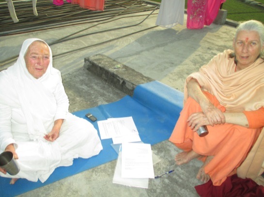 Datei:Nani Ma und Swami Sarvamangalananda Patin von Ganga Prem.jpg