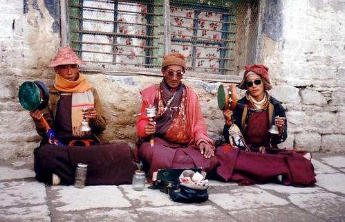 Datei:Drei Mönche chanten in Lhasa 1993.jpg