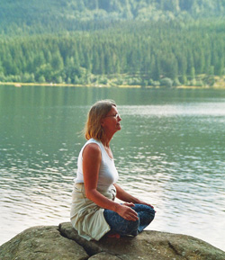 RTEmagicC meditation Frau am see.jpg.jpg