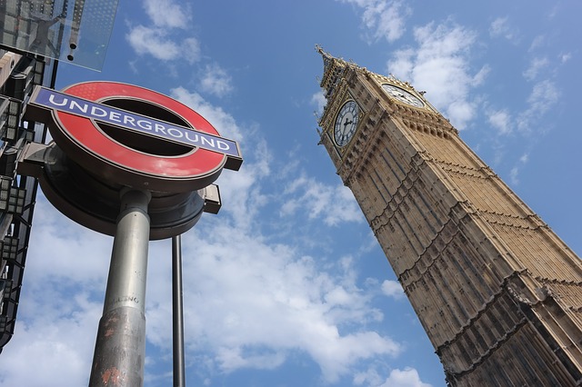 Datei:London Underground Big Ben.jpg