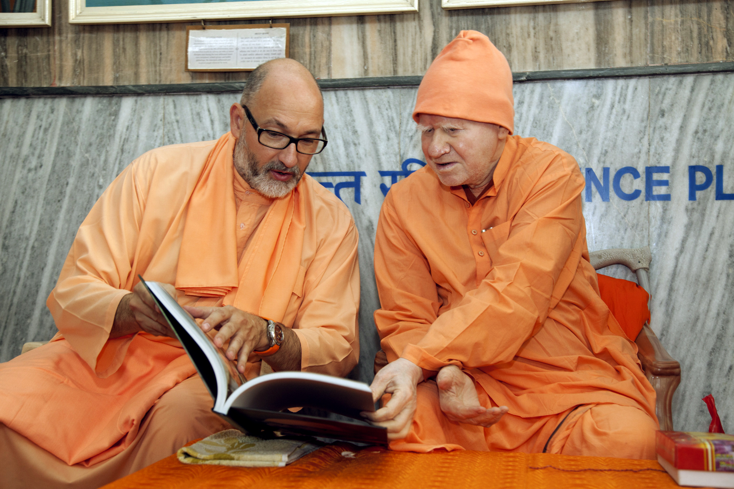 Swami Vimalananda in Samadhi Hall. Gott sei Dank gibt es viele spirituelle Lehrer die einen wachrütteln können.