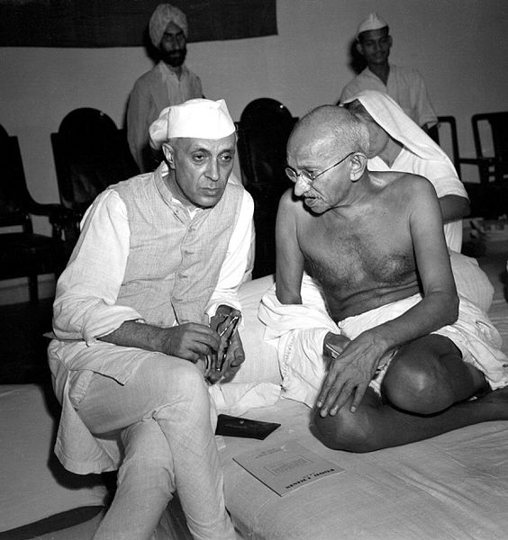 Datei:Gandhi Nehru 1942.jpg