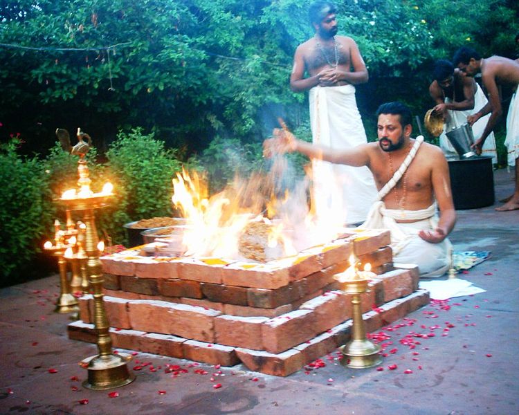Datei:750px-Brahmane Opferpriester Feuer Mann Yajna1.jpg