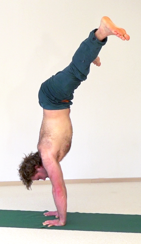 Upavishta Konasana in Adho Mukha Vrikshasana, Eine Variation des Handstandes