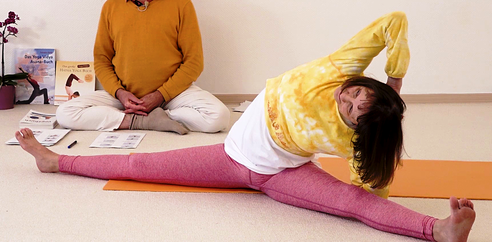 Parshva Samakonasana, Flankendehnung in der sitzenden Grätsche