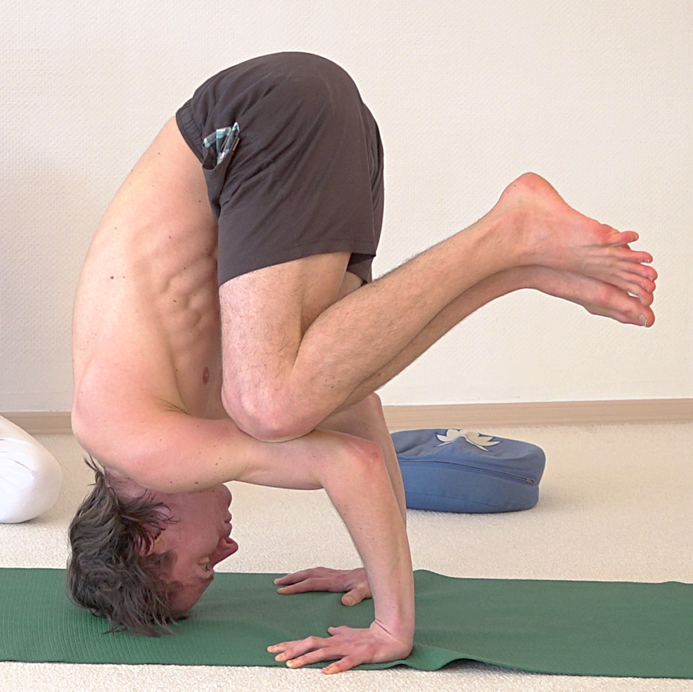 Parshva Bakasana in Shirshasana, Seitkrähe mit Kopf auf dem Boden