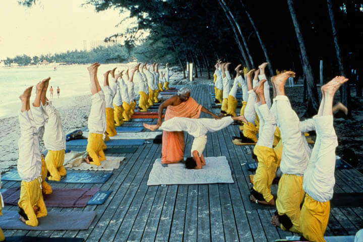 Datei:Swami Vishnu lehrt Yoga.jpg