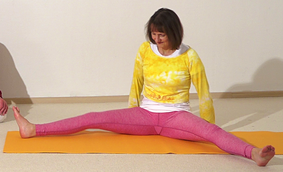 Padangushtha Upavishta Konasana, Sitzender Winkel mit Fingern an dem großen Zeh