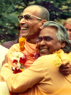 Datei:Swami Vishnu und Swami Chidananda.gif