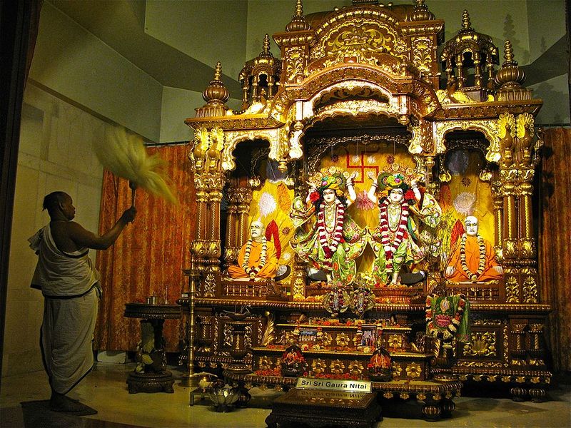 Datei:Krishna Radha Murti ISKCON Altar Schrein Gaudiya.jpg