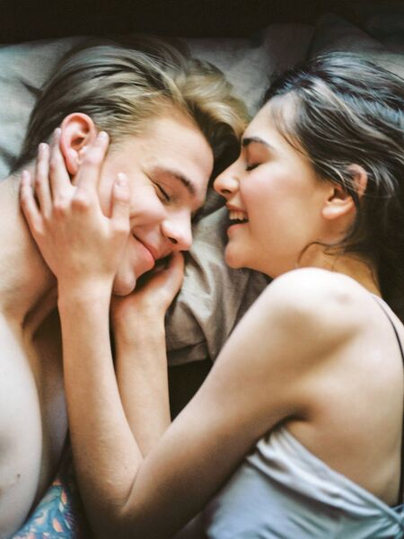 Datei:Mann und Frau liegen auf dem Bett Zärtlichkeit liebevoll.jpeg