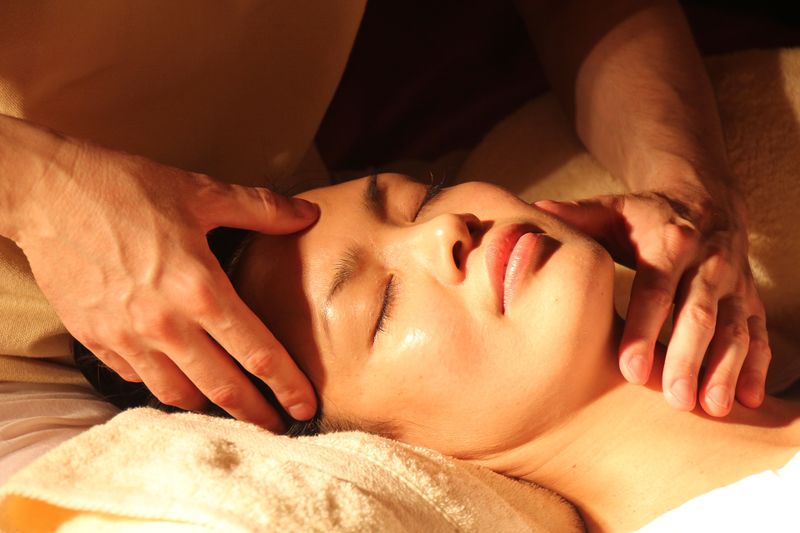 Datei:Massage Akupressur Kopf.jpg