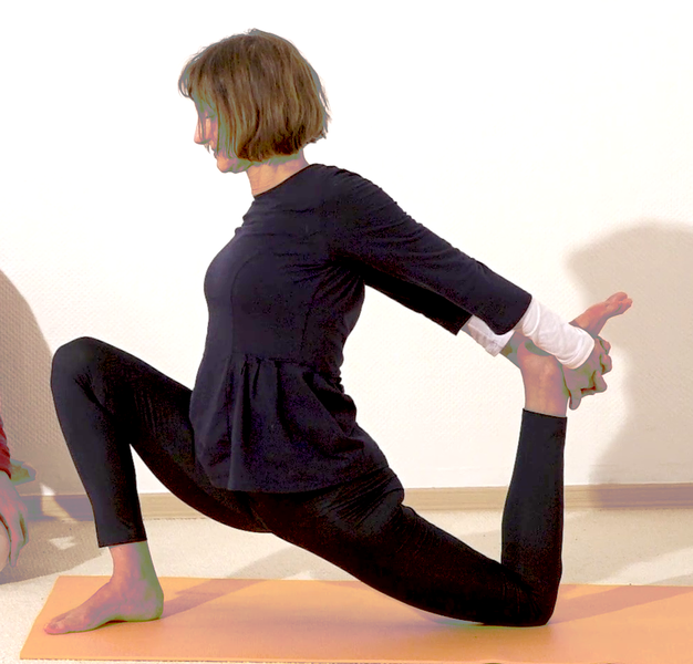 Datei:Halbmond Yoga Pose mit beiden Haenden am Fuss in der Luft Anjaneyasana Variation .png