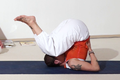 Halber Pflug - Yoga Asana 2 gebeugte Knie.png