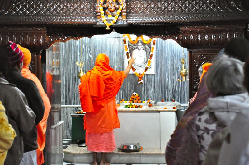 Datei:Samadhi-Hall-Sivananda-Ashram-Rishikesh-Arati.jpg
