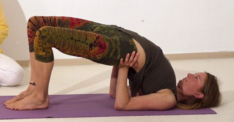 Datei:Yoga Bruecke mit gebeugten Knien 1.jpg