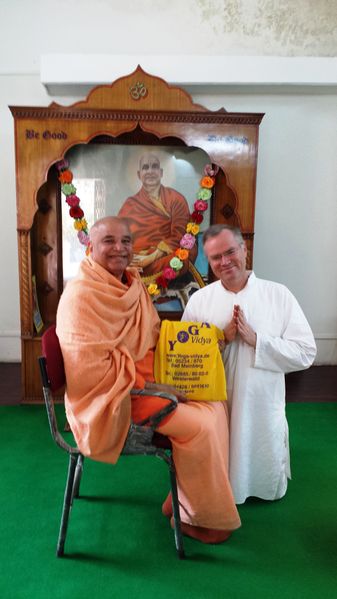 Datei:Swami-yogaswarupananda-und-sukadev10.jpg
