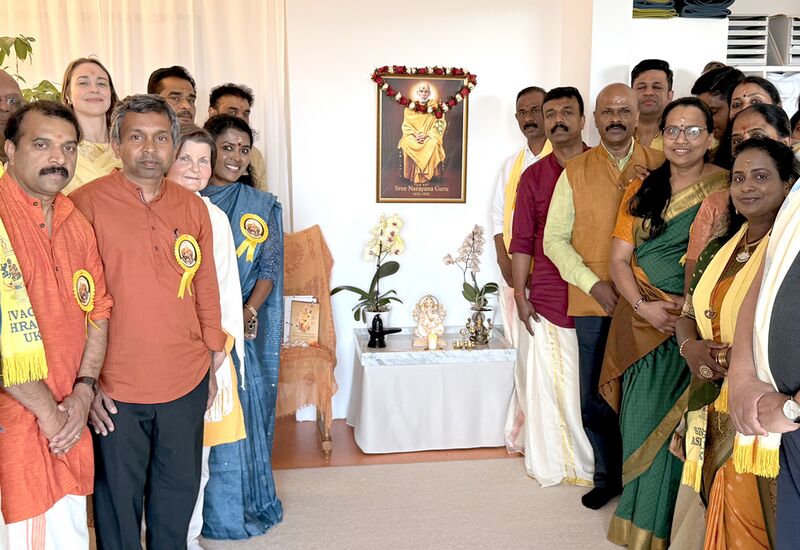 Datei:Sree-Narayana-Guru-Bereich-Yoga-Vidya-Bad-Meinberg-Einweihung-2026.jpg