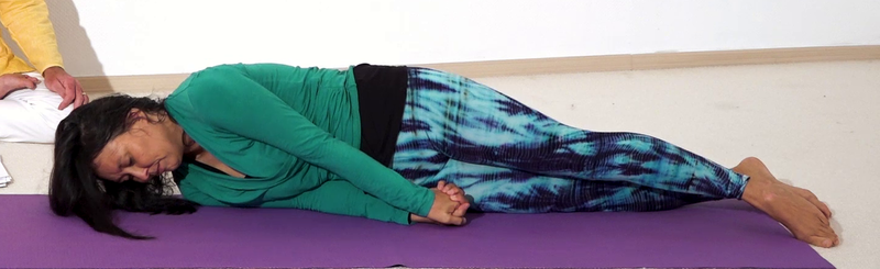 Datei:Heuschrecke Yoga Pose mit gefalteten Haenden 1.png