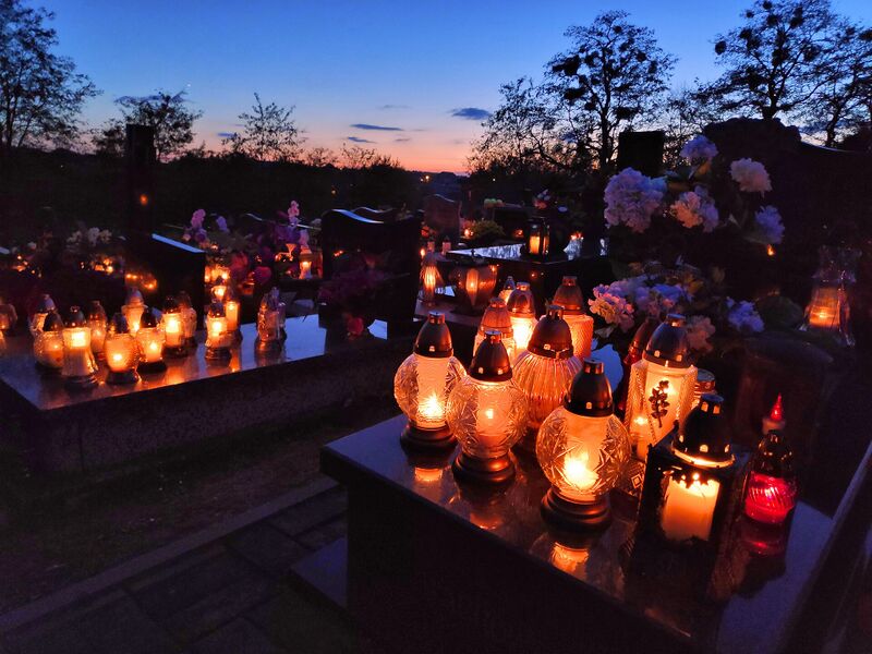 Datei:Allerheiligen Grablichter Friedhof Polen.jpg
