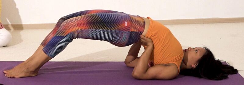 Datei:Bruecke Yoga Pose mit geschlossenen Fuessen und Knien.jpg