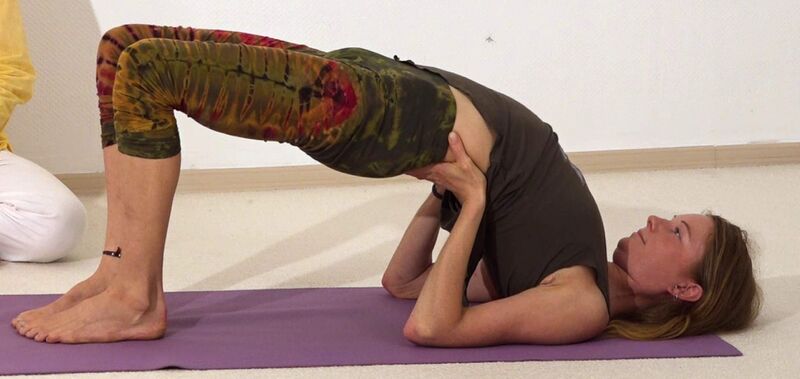 Datei:Yoga Bruecke mit gebeugten Knien 2.jpg