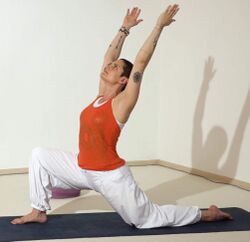 Halbmond-Pose - Yoga Asana 5.jpg