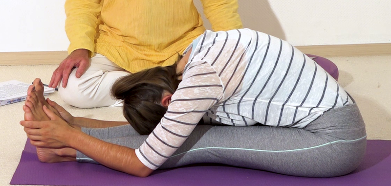 Datei:Vorwärtsbeuge zur Vata Beruhigung.png