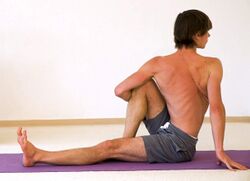 Dem Weisen Marichi gewidmete Stellung - Marichyasana - Yoga Pose 4 sanft.jpg