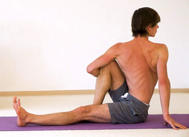 Datei:Dem Weisen Marichi gewidmete Stellung - Marichyasana - Yoga Pose 4 sanft.jpg