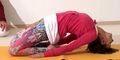 Schlafender Diamant mit Haenden neben den Unterschenkeln - Yoga Pose Supta Vajrasana 1.jpg