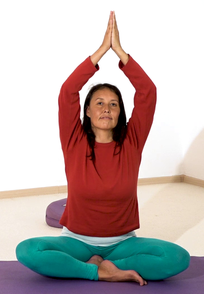 Datei:Erhobene Yoga Gebets-Pose im Sitzen.png